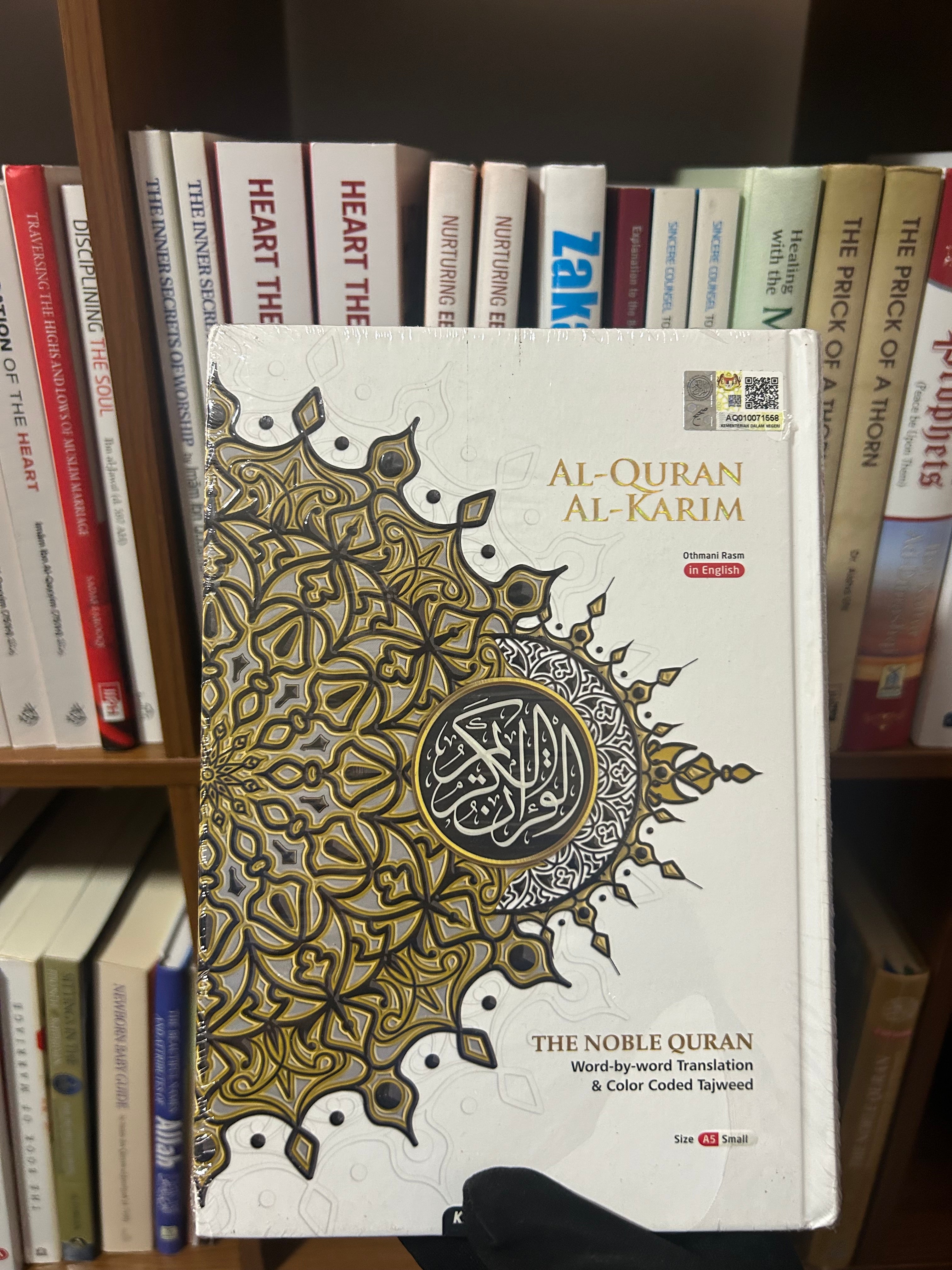 Maqdis Quran | The Noble Quran Word By Word Translation and Color Coded Tajweed (Al Quran Al Karim) Small Size A5 (English-Arabic)